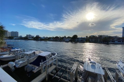 Condo in Hallandale Beach, Florida, 1 bedroom  № 1867539 - photo 25