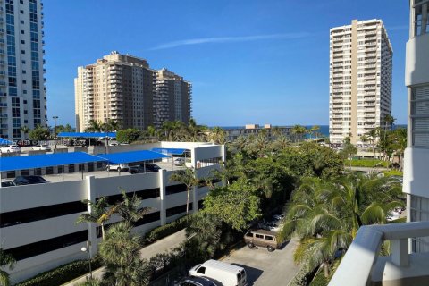 Condo in Hallandale Beach, Florida, 1 bedroom  № 1867539 - photo 19