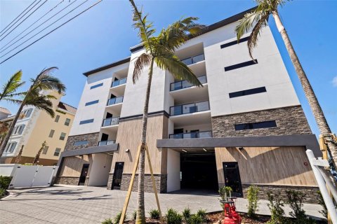 Condo in Madeira Beach, Florida, 2 bedrooms  № 2131066
