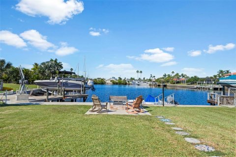 House in New Port Richey, Florida 3 bedrooms, 121.79 sq.m. № 2104808