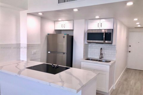 Condominio en alquiler en Miami, Florida, 46.45 m2 № 2086147 - foto 3