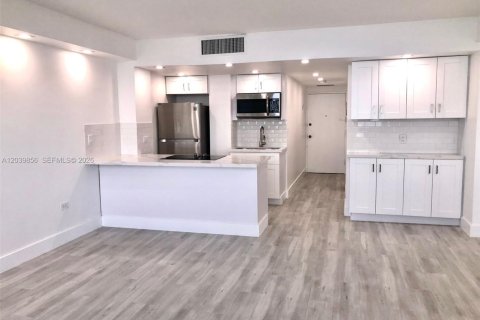 Condominio en alquiler en Miami, Florida, 46.45 m2 № 2086147 - foto 19