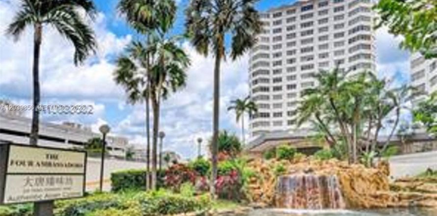 Estudio en el Condominio en Miami, Florida  № 2086147