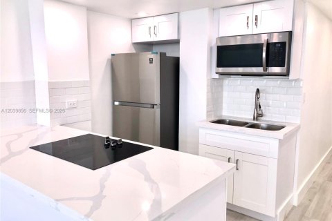 Condominio en alquiler en Miami, Florida, 46.45 m2 № 2086147 - foto 23