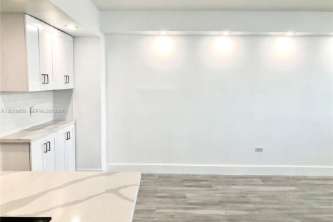 Condominio en alquiler en Miami, Florida, 46.45 m2 № 2086147 - foto 20