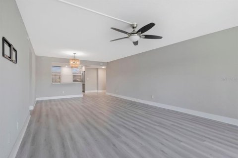 Condo in South Pasadena, Florida, 2 bedrooms  № 2428875 - photo 14