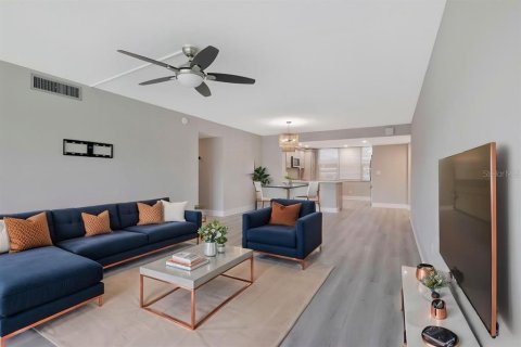 Condo in South Pasadena, Florida, 2 bedrooms  № 2428875 - photo 11