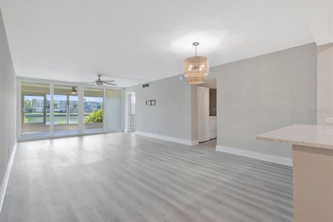 Condo in South Pasadena, Florida, 2 bedrooms  № 2428875 - photo 15