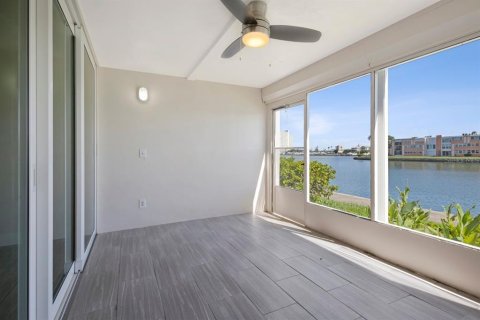 Condo in South Pasadena, Florida, 2 bedrooms  № 2428875 - photo 18