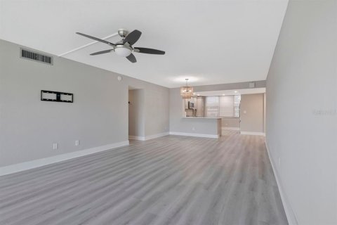 Condo in South Pasadena, Florida, 2 bedrooms  № 2428875 - photo 17
