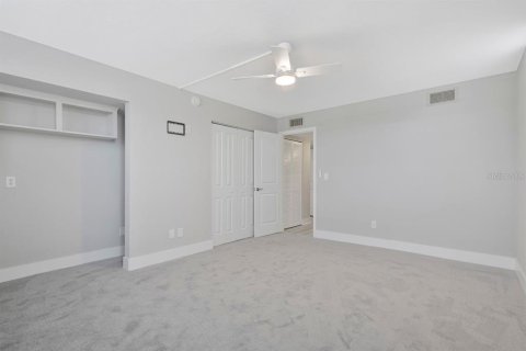 Condo in South Pasadena, Florida, 2 bedrooms  № 2428875 - photo 29