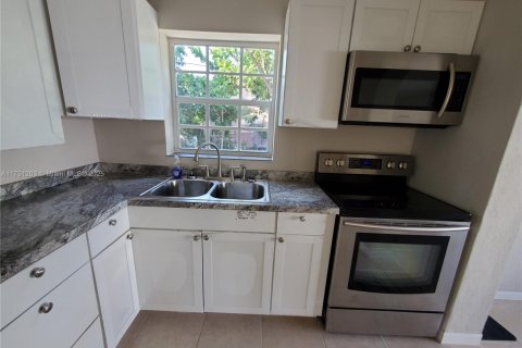 Immobilier commercial à vendre à Miami, Floride: 109.25 m2 № 1985229 - photo 15