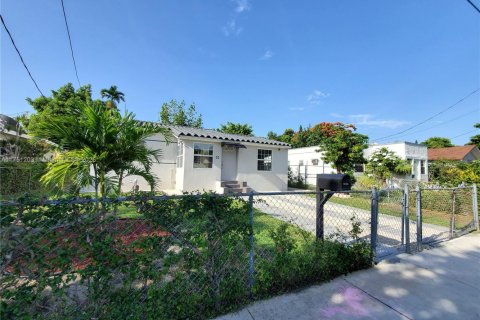 Immobilier commercial à vendre à Miami, Floride: 109.25 m2 № 1985229 - photo 2