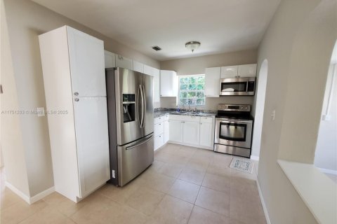 Immobilier commercial à vendre à Miami, Floride: 109.25 m2 № 1985229 - photo 13