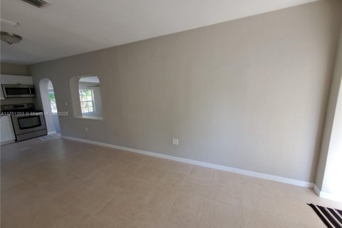Immobilier commercial à vendre à Miami, Floride: 109.25 m2 № 1985229 - photo 11