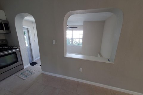 Immobilier commercial à vendre à Miami, Floride: 109.25 m2 № 1985229 - photo 12