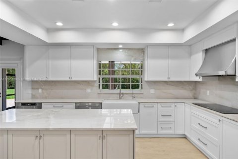 House in Southwest Ranches, Florida 5 bedrooms, 503.9 sq.m. № 1738580 - photo 20