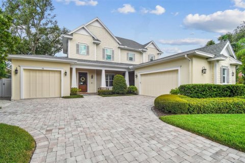 House in Tampa, Florida 5 bedrooms, 392.7 sq.m. № 1909720 - photo 1