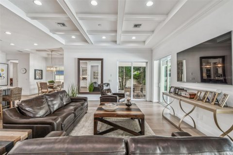House in Tampa, Florida 5 bedrooms, 392.7 sq.m. № 1909720 - photo 22