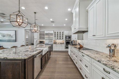 House in Tampa, Florida 5 bedrooms, 392.7 sq.m. № 1909720 - photo 16