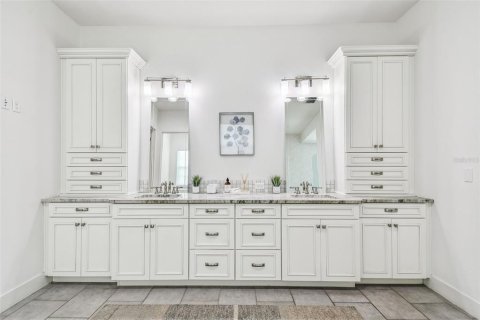 House in Tampa, Florida 5 bedrooms, 392.7 sq.m. № 1909720 - photo 26