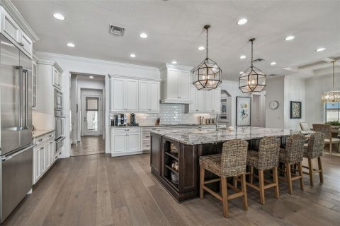 House in Tampa, Florida 5 bedrooms, 392.7 sq.m. № 1909720 - photo 14