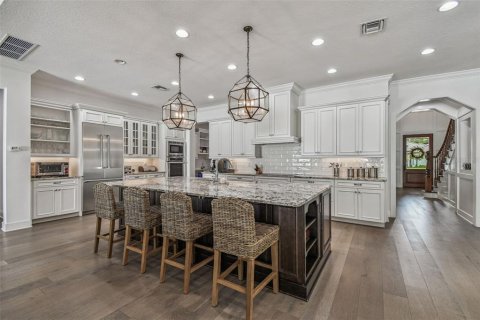 House in Tampa, Florida 5 bedrooms, 392.7 sq.m. № 1909720 - photo 13