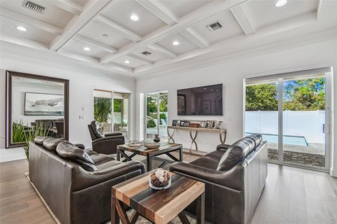 House in Tampa, Florida 5 bedrooms, 392.7 sq.m. № 1909720 - photo 20