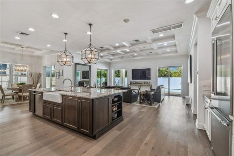 House in Tampa, Florida 5 bedrooms, 392.7 sq.m. № 1909720 - photo 5