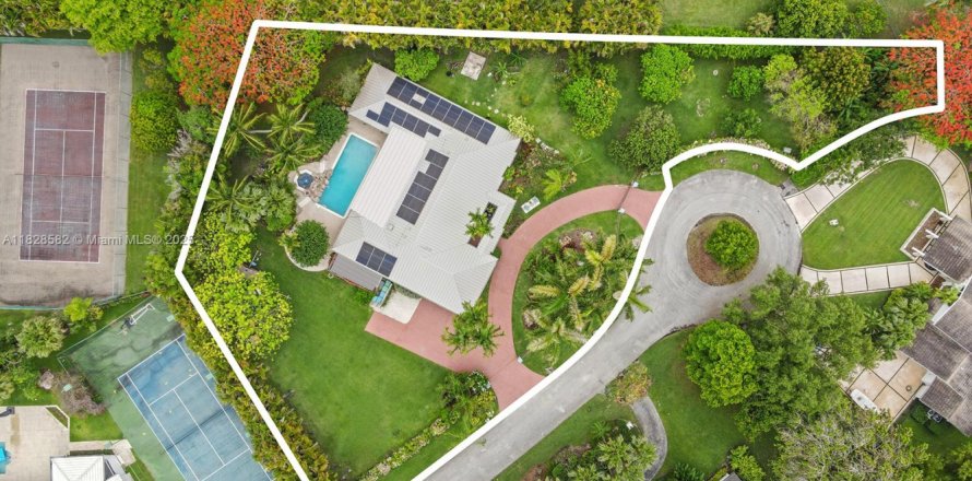 House in Pinecrest, Florida 4 bedrooms, 312.99 sq.m. № 1801076