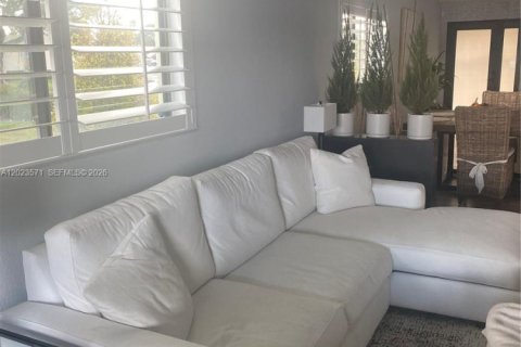 Купить таунхаус в Хайалиа, Флорида 2 спальни, 121.61м2, № 2077365 - фото 8