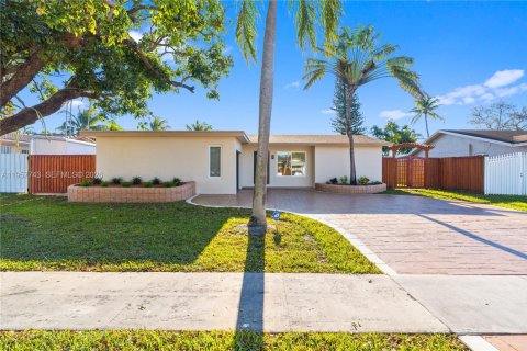 Casa en Pembroke Pines, Florida 2 dormitorios, 121.52 m2 № 2011669