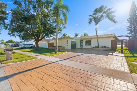 Casa en venta en Pembroke Pines, Florida, 2 dormitorios, 121.52 m2 № 2011669 - foto 2