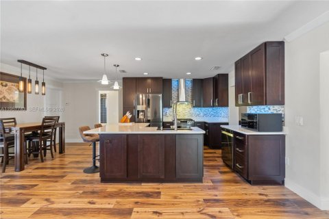 Casa en venta en Pembroke Pines, Florida, 2 dormitorios, 121.52 m2 № 2011669 - foto 13