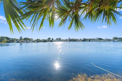 Casa en venta en Pembroke Pines, Florida, 2 dormitorios, 121.52 m2 № 2011669 - foto 4