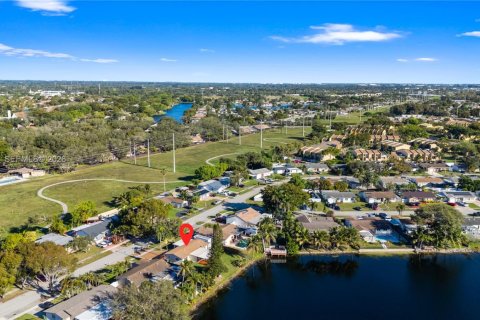 Casa en venta en Pembroke Pines, Florida, 2 dormitorios, 121.52 m2 № 2011669 - foto 9