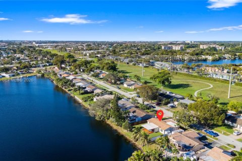 Casa en venta en Pembroke Pines, Florida, 2 dormitorios, 121.52 m2 № 2011669 - foto 6