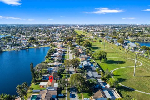 Casa en venta en Pembroke Pines, Florida, 2 dormitorios, 121.52 m2 № 2011669 - foto 7