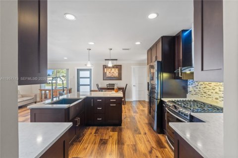 Casa en venta en Pembroke Pines, Florida, 2 dormitorios, 121.52 m2 № 2011669 - foto 16