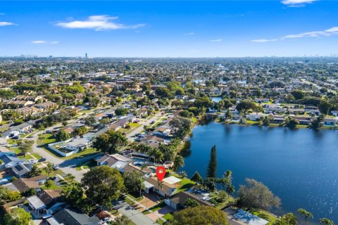 Casa en venta en Pembroke Pines, Florida, 2 dormitorios, 121.52 m2 № 2011669 - foto 8