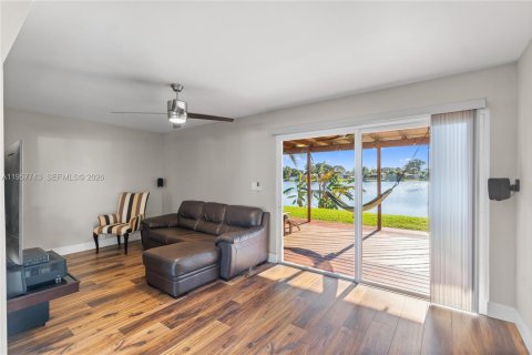 Casa en venta en Pembroke Pines, Florida, 2 dormitorios, 121.52 m2 № 2011669 - foto 20