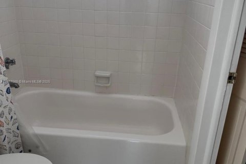 Condominio en venta en Tamarac, Florida, 1 dormitorio, 61.32 m2 № 1972220 - foto 12