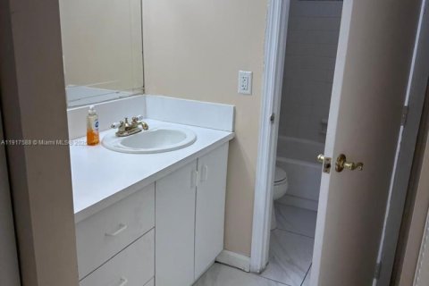 Condominio en venta en Tamarac, Florida, 1 dormitorio, 61.32 m2 № 1972220 - foto 13