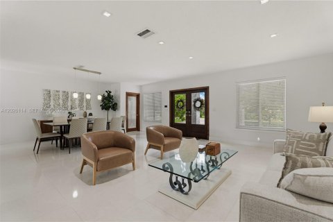House in Miami, Florida 4 bedrooms, 221.57 sq.m. № 2241127 - photo 10