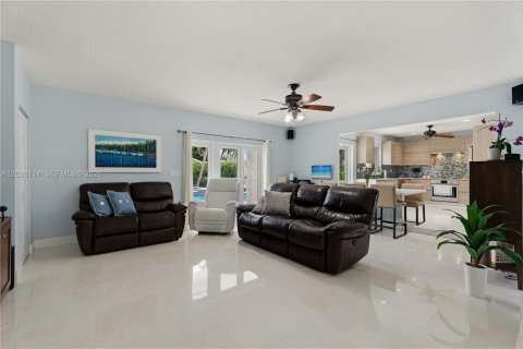 House in Miami, Florida 4 bedrooms, 221.57 sq.m. № 2241127 - photo 15