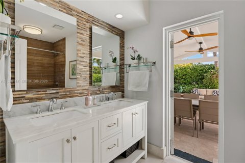 House in Miami, Florida 4 bedrooms, 221.57 sq.m. № 2241127 - photo 30