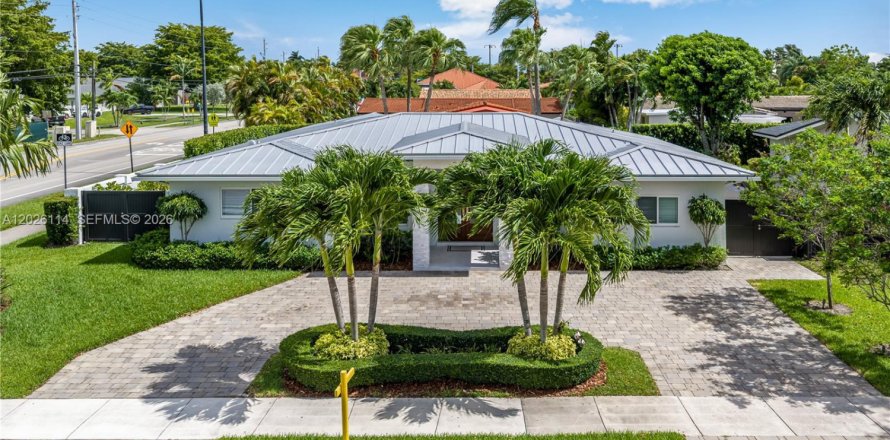 House in Miami, Florida 4 bedrooms, 221.57 sq.m. № 2241127