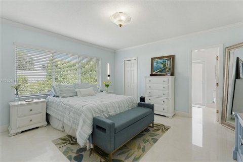 House in Miami, Florida 4 bedrooms, 221.57 sq.m. № 2241127 - photo 27