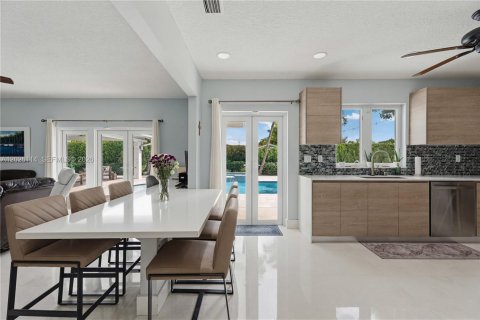 House in Miami, Florida 4 bedrooms, 221.57 sq.m. № 2241127 - photo 19
