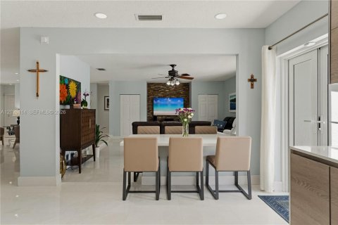 House in Miami, Florida 4 bedrooms, 221.57 sq.m. № 2241127 - photo 20
